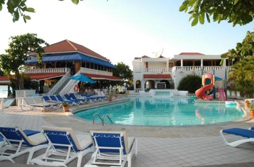 2 Bedroom Beachfront Condo with King Bed and Pool in 拉納韋貝