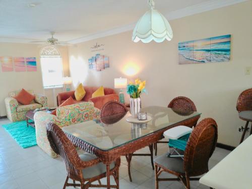 2 Bedroom Beachfront Condo with King Bed and Pool in 拉納韋貝