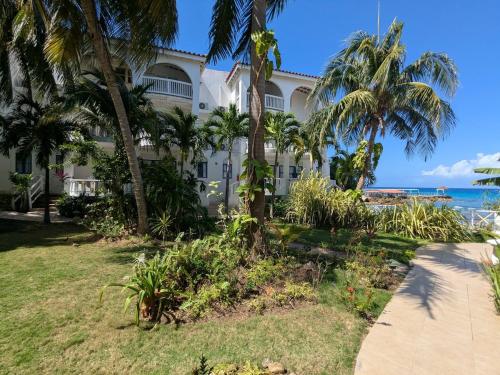 2 Bedroom Beachfront Condo with King Bed and Pool in 拉納韋貝