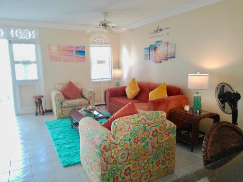 2 Bedroom Beachfront Condo with King Bed and Pool in 拉納韋貝
