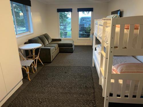 Hillview Farmstay Unit - Where Coast Meets the Sea in Yatte Yattah