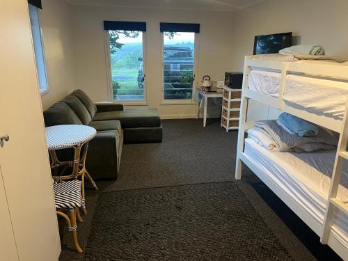 Hillview Farmstay Unit - Where Coast Meets the Sea in Yatte Yattah
