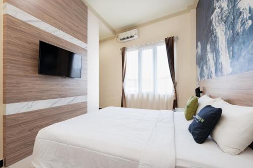 Urbanview Anelia Guest House Syariah Samarinda Room Type - Deluxe Double Room