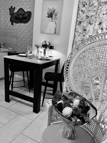 Kitchen, Suite Love Room Les Secrets d'Eden Rose- escapade romantique a 2 in Limoges