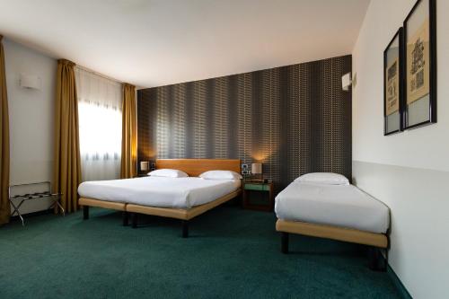 1 queen bed, 2 twin beds