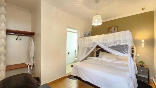 Kamakis Motel & Lounge in รุยรู