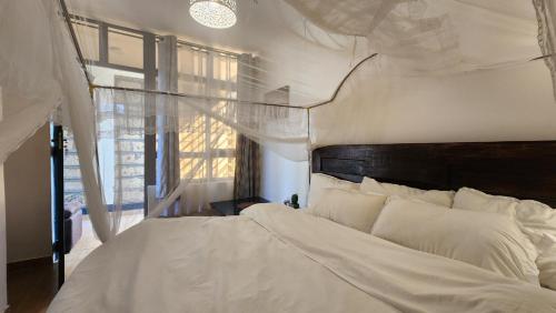 Kamakis Motel & Lounge in รุยรู