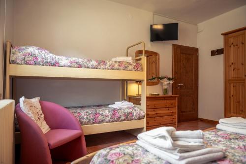 1 queen bed, 2 bunk beds