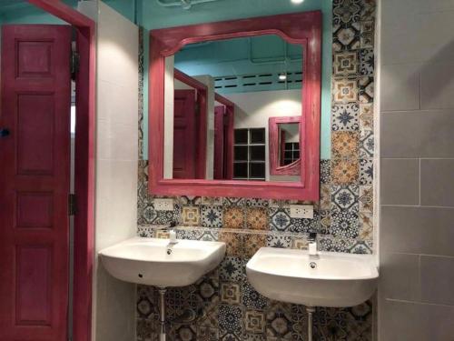 room detail thumbnail 2