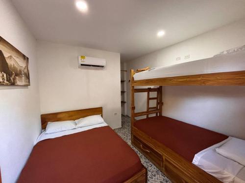 2 twin beds