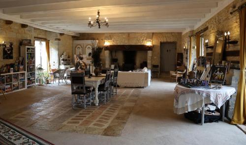 Château de Saint-Chamarand - Gîtes - Chambres & Table d'hôtes (Chateau de Saint-Chamarand - Gites - Chambres & Table d'hotes) in Saint-Germain-du-Bel-Air