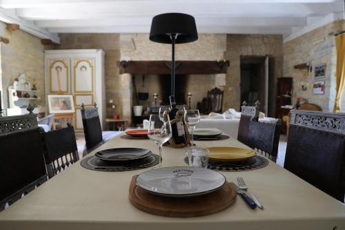 Château de Saint-Chamarand - Gîtes - Chambres & Table d'hôtes (Chateau de Saint-Chamarand - Gites - Chambres & Table d'hotes) in Saint-Germain-du-Bel-Air
