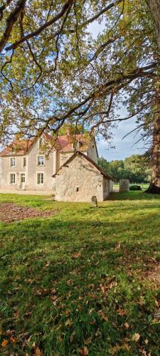 Le Pavillon de Chasse - Castle view - Digital detox in Vernoil-le-Fourrier
