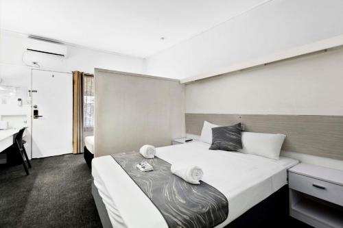 1 queen bed, 1 twin bed