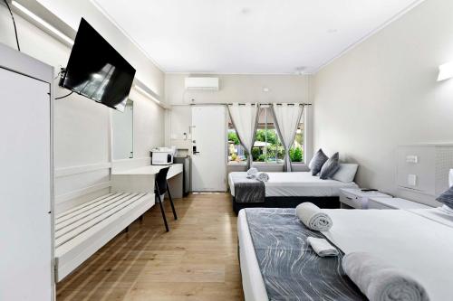 2 queen beds