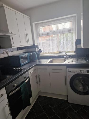 Leyland Town Centre Quiet Hub 2 bedroom 4 beds superfast WIFI free parking close to station and High in 萊蘭中部