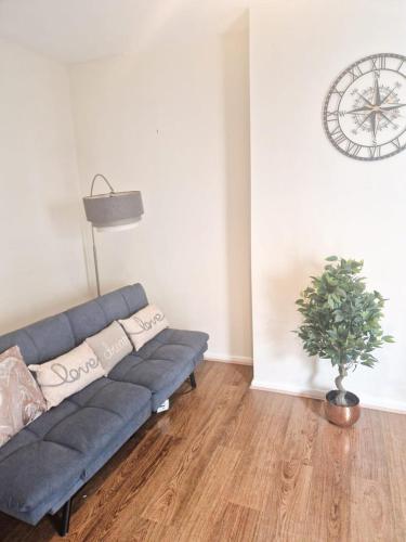 Leyland Town Centre Quiet Hub 2 bedroom 4 beds superfast WIFI free parking close to station and High in 萊蘭中部