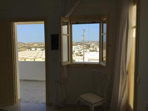 The White Suites – Adamantas