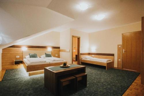 1 queen bed, 2 twin beds