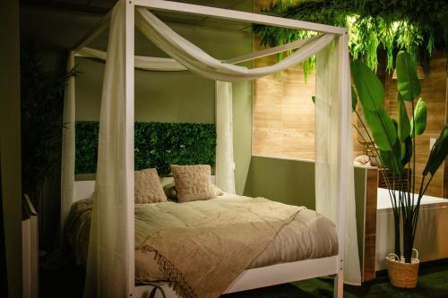 La Canopée, Jungle Room Suite de Luxe - Jacuzzi Sauna (La Canopee, Jungle Room Suite de Luxe - Jacuzzi Sauna) in Briey