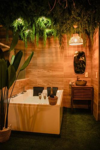 La Canopée, Jungle Room Suite de Luxe - Jacuzzi Sauna (La Canopee, Jungle Room Suite de Luxe - Jacuzzi Sauna) in Briey