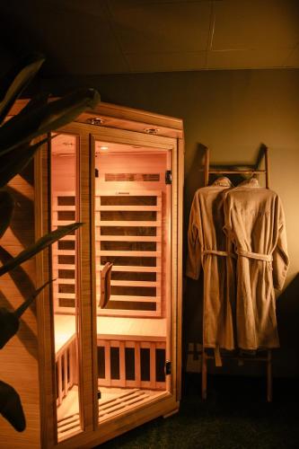 La Canopée, Jungle Room Suite de Luxe - Jacuzzi Sauna (La Canopee, Jungle Room Suite de Luxe - Jacuzzi Sauna) in Briey
