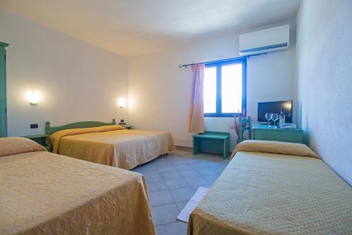 1 double bed, 2 twin beds