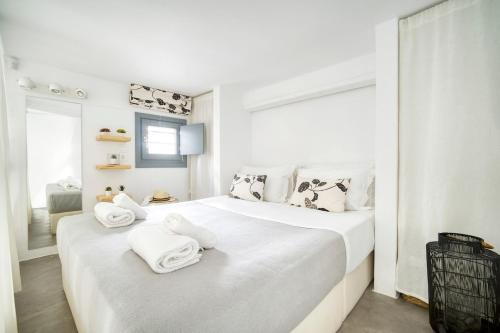 Mykonos Yialos Town Home Loft - by Hospirit