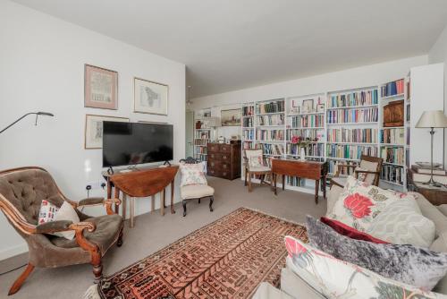 Veeve - Camden Parkside Apartment - image 3