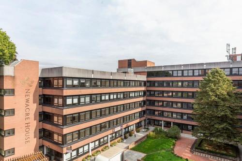 Contemporary Studio in East Grinstead w Gym Access in 東格林斯蒂德
