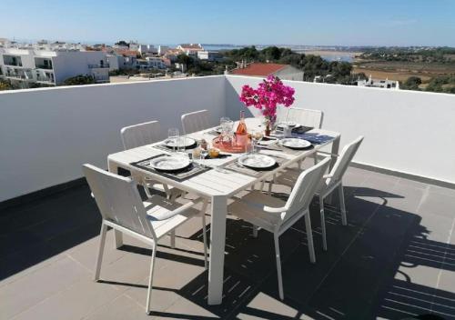 Apartment 2 bedrooms , centre of Alvor, open view and private parking – khách sạn tại Alto do Poco
