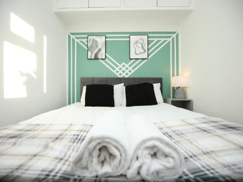 Stonehouse Lane By N And N Stays Large 5 Bed Contractor friendly House with Private Parking in Bath – khách sạn tại Combe Down