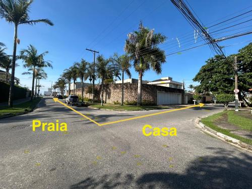 Casa com Piscina e churrasqueira - 100 metros da praia- 4 Dorm para ate 13 pessoas in Jardim Virginia