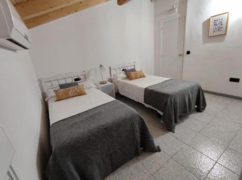 2 twin beds