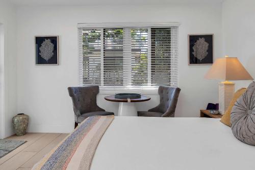 Charming Studio w Pool One Mile to Beach Pets Welcome in Lake Worth, USA
