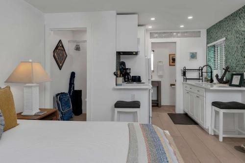 Charming Studio w Pool One Mile to Beach Pets Welcome in Lake Worth, USA