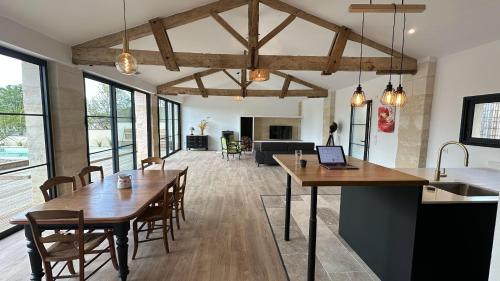 Ancienne tuilerie entièrement rénovée avec Piscine et vue sur la Dordogne gîte à louer Fronsac
