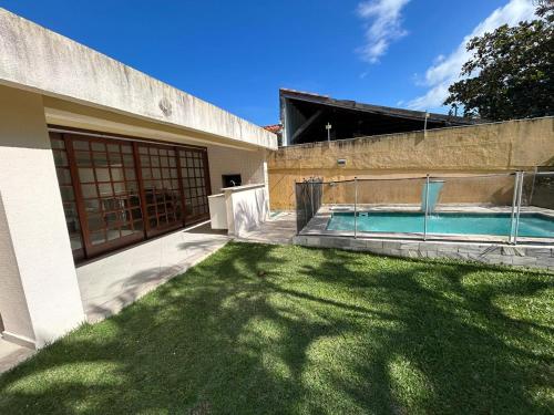 Garden, Casa com Piscina e churrasqueira - 100 metros da praia- 4 Dorm para ate 13 pessoas in Jardim Virginia