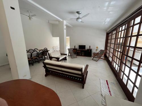 Casa com Piscina e churrasqueira - 100 metros da praia- 4 Dorm para ate 13 pessoas in Jardim Virginia