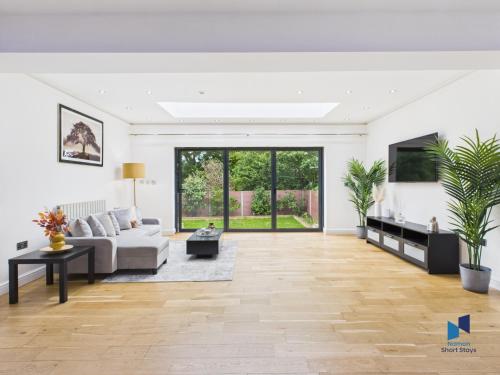 Modern 4BR House, Spacious, Garden, Free Parking, Purley