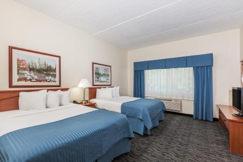 2 queen beds, 1 sofa bed