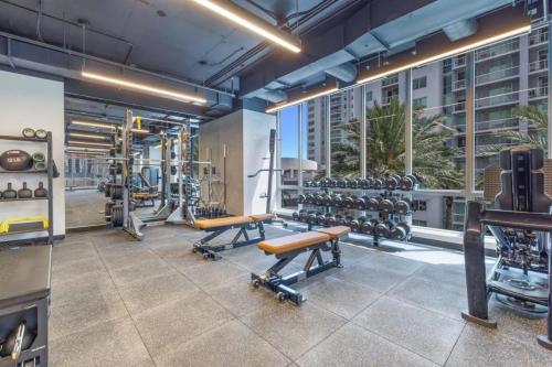 Spacious Ocean View Studio Downtown Pool Gym in Other