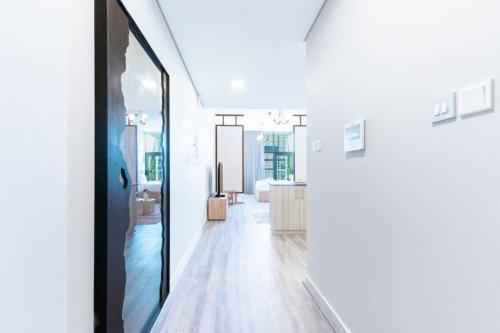 Stylish Studio in JVC with Pool and Gym Access - image 9