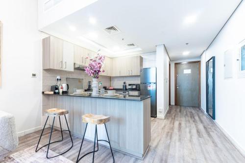 Stylish Studio in JVC with Pool and Gym Access - image 3