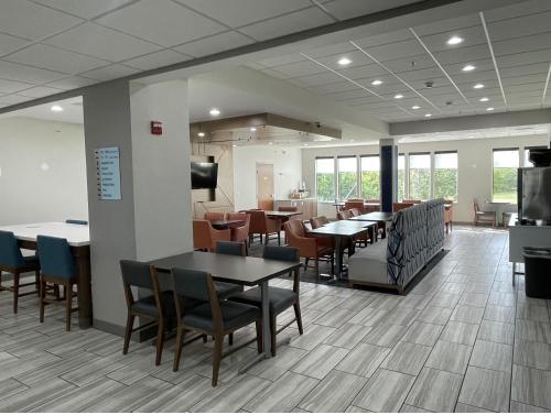 Holiday Inn Express Hotel & Suites Tipp City by IHG in Tipp City, USA