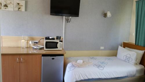 Kaniva Midway Motel Room Type - Deluxe Double or Twin Room