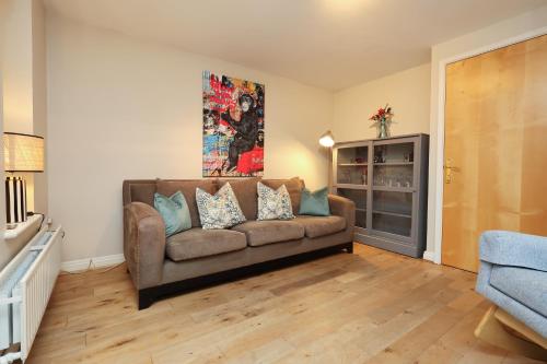 Cosy Bristol Townhouse - Free Parking - Sleeps 6 - By EKLIVING PARTNERS – khách sạn tại Easton
