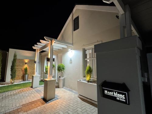 Montblanc 3 Bed 3 Bath House in residential security Estate – khách sạn tại Welgevonden Estate