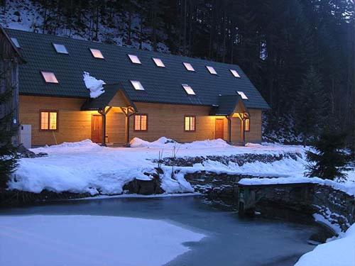 2 bedrooms, 7 beds