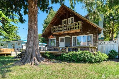 Charming and cozy cottage at Maple Beach in Point Roberts